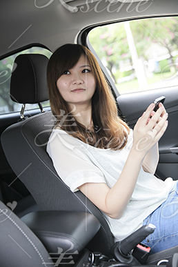 ドライブ中に助席でスマホを操作する女性