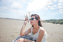 真夏の猛暑に暑がるサングラスの女性