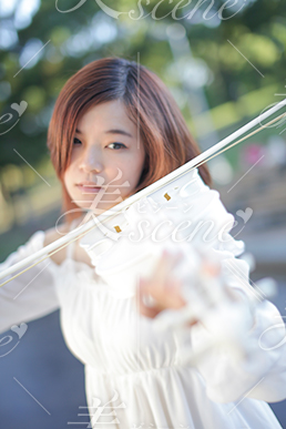 白いバイオリンで綺麗な音色奏でる女性