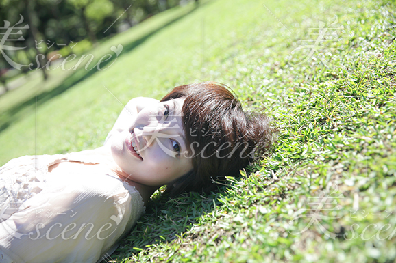芝生に寝転がる色白の女性