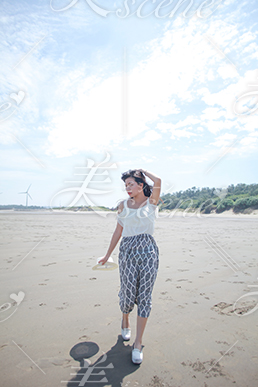 晴天の日に浜辺を散歩する女性