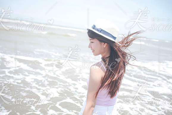 背中に風を受け水遊びを楽しむ女性