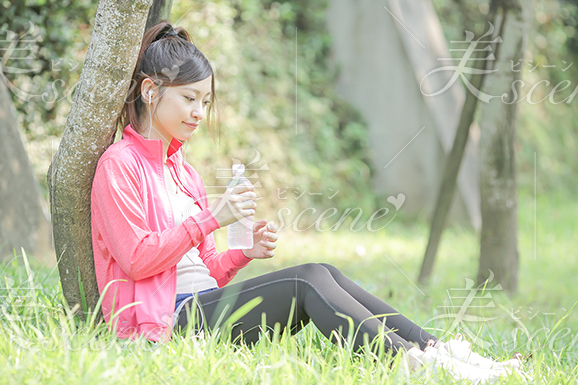 ジョギング後に水分を摂る女性