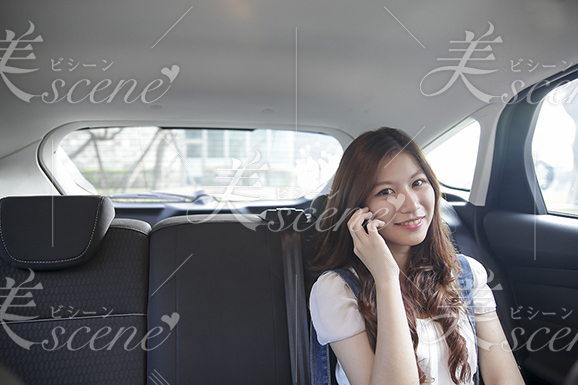 タクシーに乗ってバイト先まで移動するお嬢様 美人女性モデルの写真素材なら美scene