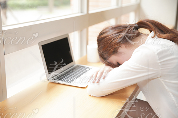 パソコンに疲れ休憩していたらそのまま寝てしまった女性