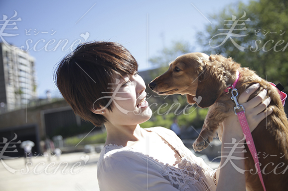 公園で愛犬を抱き上げるが犬は笑わない