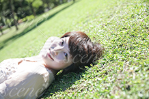 芝生に寝転がる色白の女性