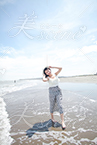夏休みに海で水遊びを楽しむ笑顔の女性