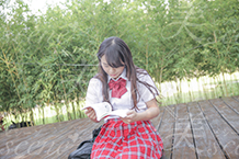 外で読書を始めるガリ勉女子高生