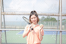 テニスラケットとボールを持つ女性
