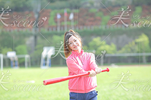 バッティングの練習をする女子野球選手