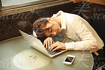 パソコンでの作業に疲れ、休憩する女性