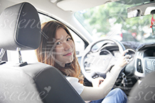 ドライブ中、信号待ちに笑顔で振り返る女性3