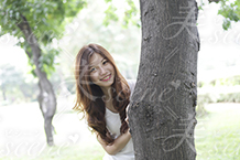 木陰で微笑む女性