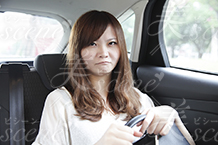 ドライブ中に喧嘩をして不満そうな顔をする女性