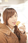 笑顔でハンバーガーを食べる女性