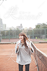 笑顔でテニスコートを走る女性